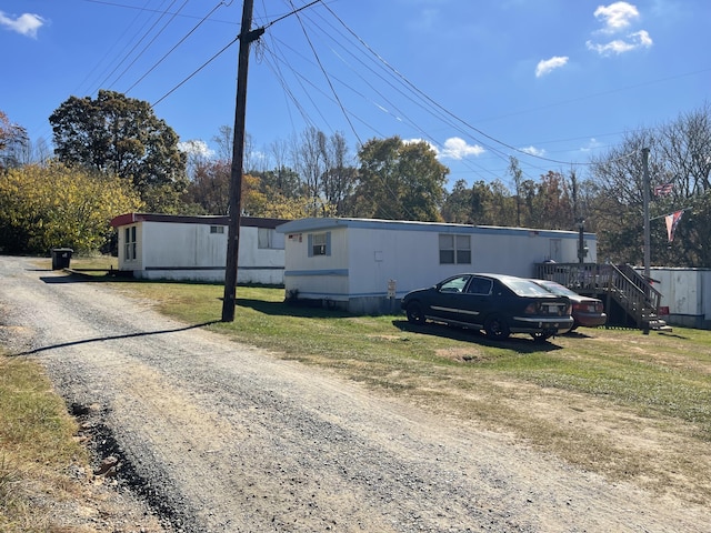 view of front of home with driveway and a front yard