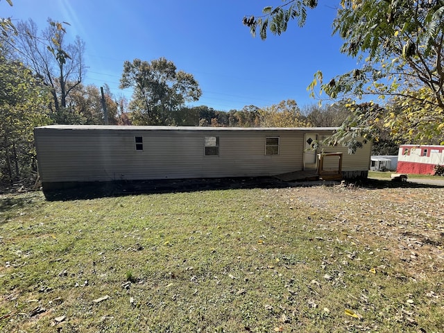 manufactured / mobile home featuring a front lawn