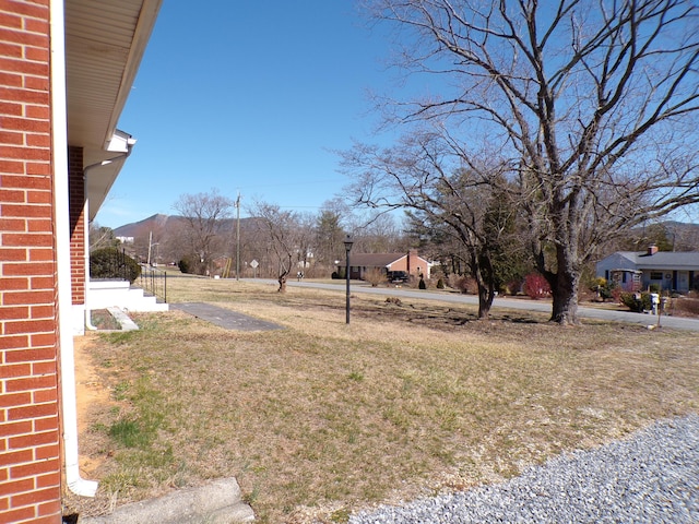 view of yard featuring a mountain view