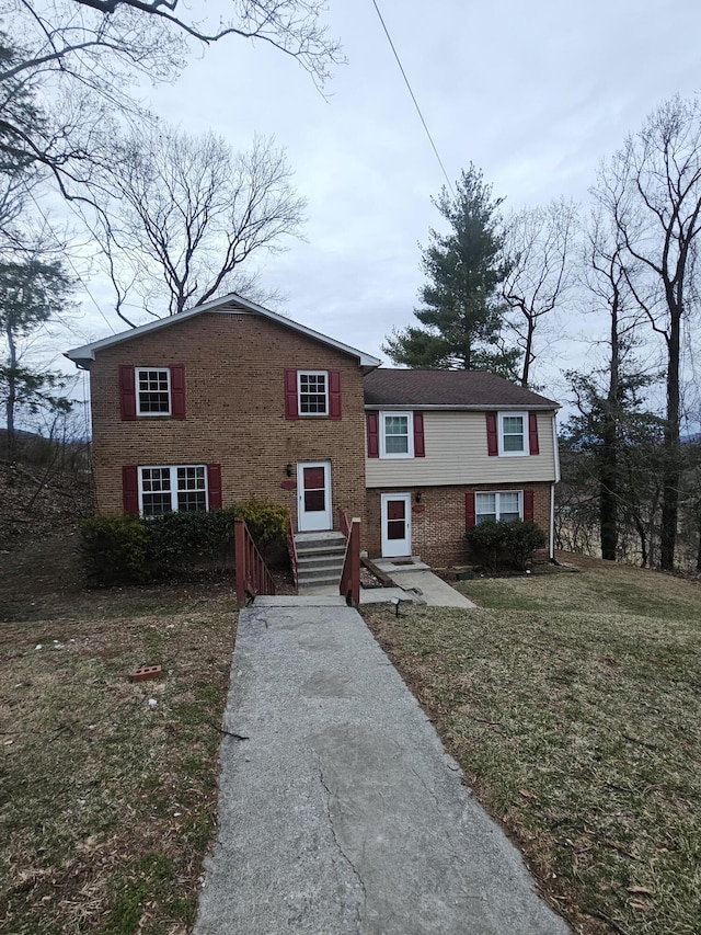 view of front of property featuring a front yard and brick siding