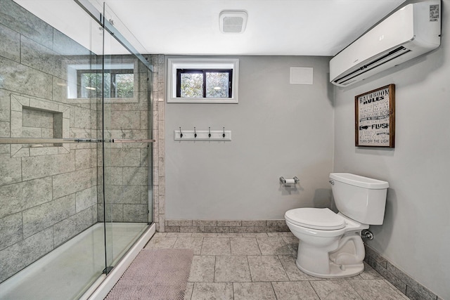 full bath featuring an AC wall unit, toilet, baseboards, and a stall shower