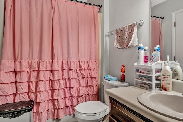 full bathroom with a shower with shower curtain, toilet, and vanity