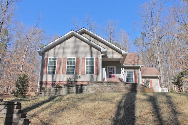 view of front of property featuring a front yard