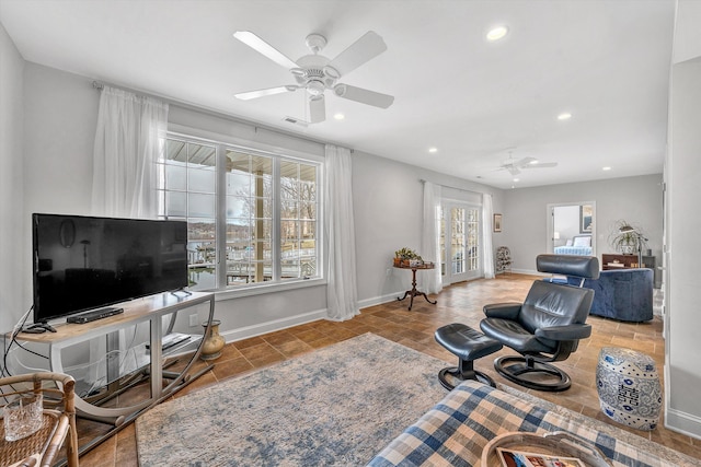 living area featuring recessed lighting, baseboards, and ceiling fan