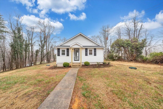 bungalow featuring a front lawn