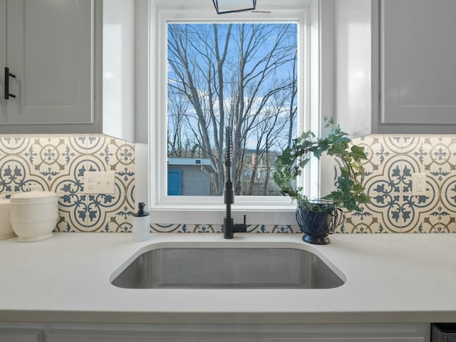 kitchen featuring a sink and decorative backsplash