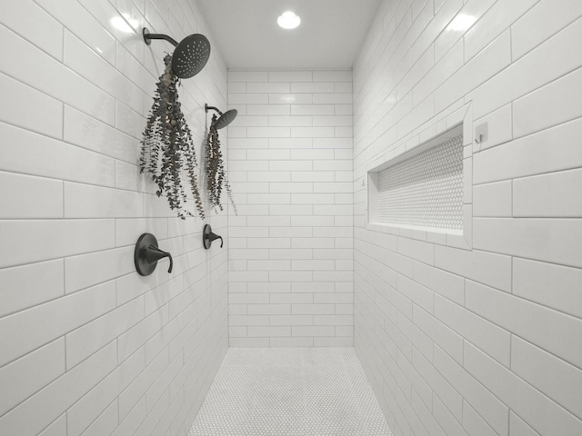 bathroom featuring tiled shower