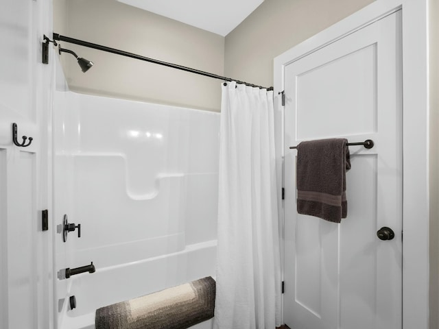 full bath with shower / bathtub combination with curtain