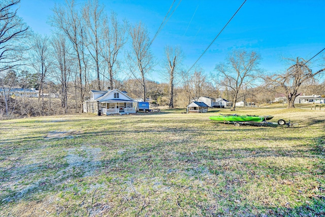 view of yard featuring an outdoor structure