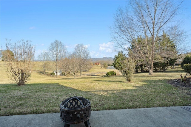 view of yard featuring a rural view