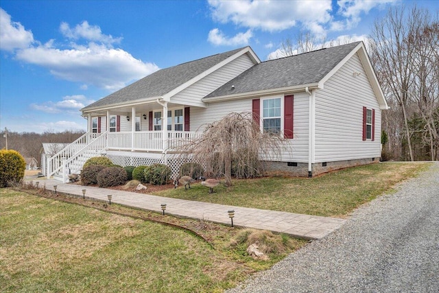 view of front of house featuring crawl space, gravel driveway, a porch, and a front yard