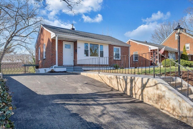 view of front of house featuring brick siding and a fenced front yard