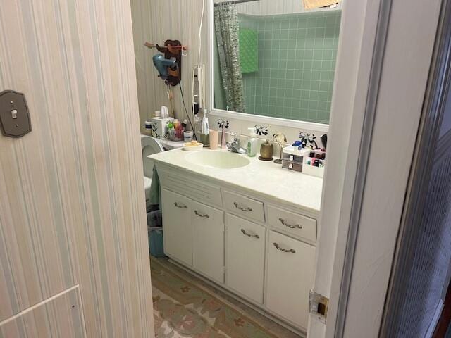 full bathroom with a shower with curtain and vanity