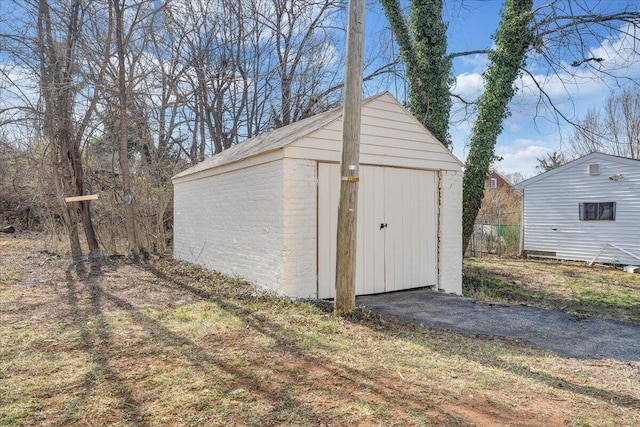 view of shed with driveway