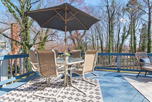 deck with outdoor dining space