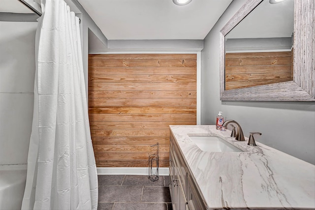 full bath with curtained shower, baseboards, and vanity