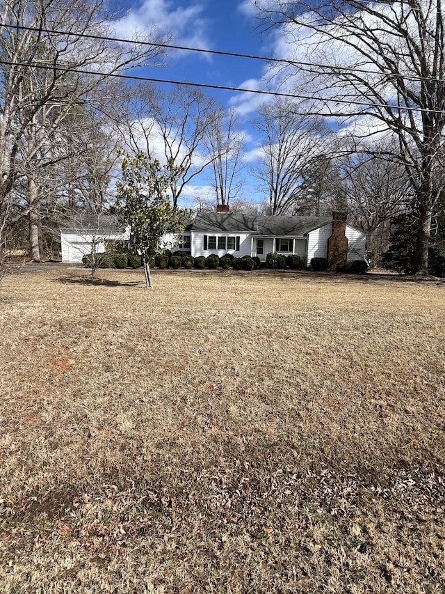 view of front of property with a front yard