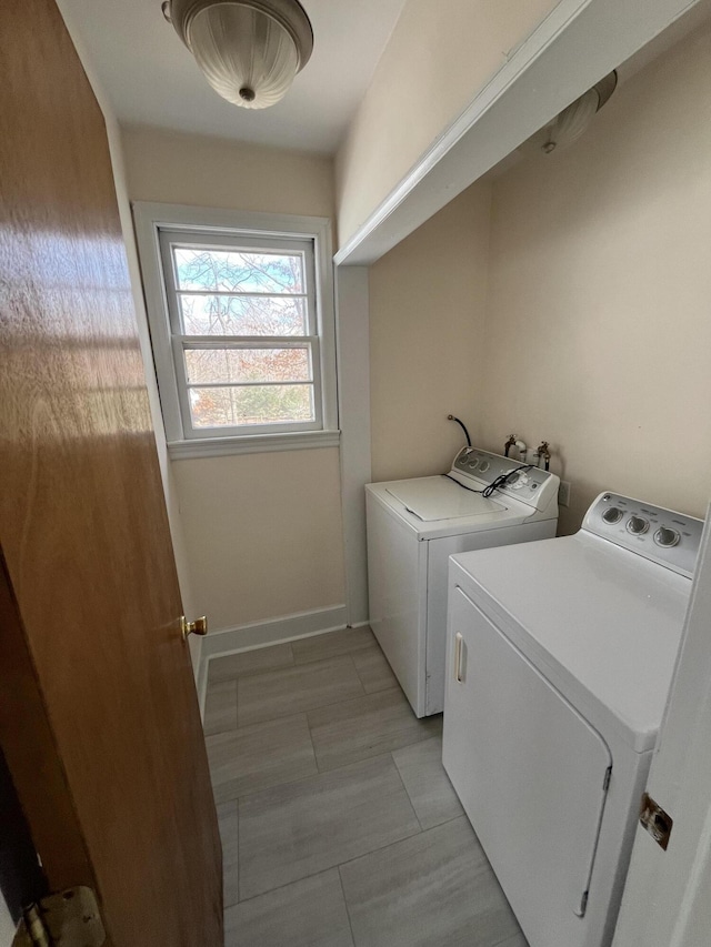 laundry room with laundry area, baseboards, and independent washer and dryer