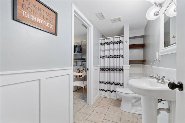 full bath with tile patterned floors, visible vents, curtained shower, and toilet