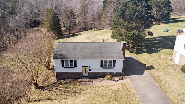 birds eye view of property featuring a wooded view