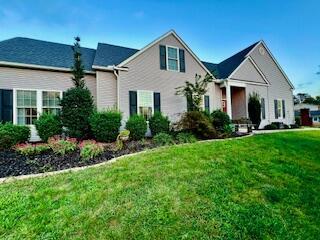 view of front of property featuring a front yard