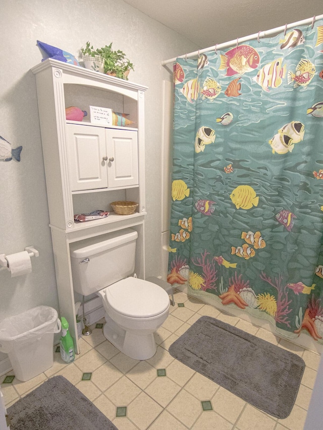 full bathroom featuring tile patterned floors, a shower with curtain, and toilet