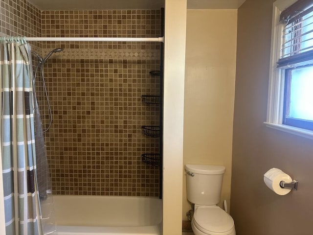 bathroom featuring toilet and shower / bath combo with shower curtain