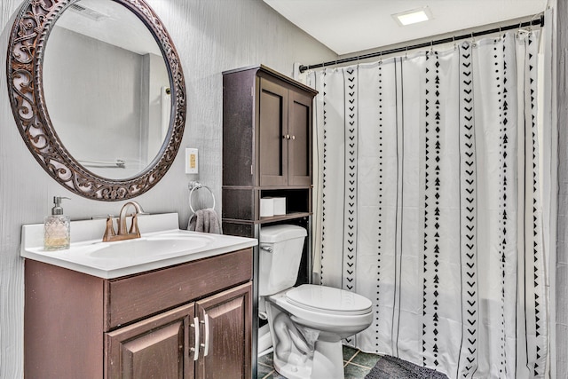 full bath featuring a shower with shower curtain, toilet, and vanity