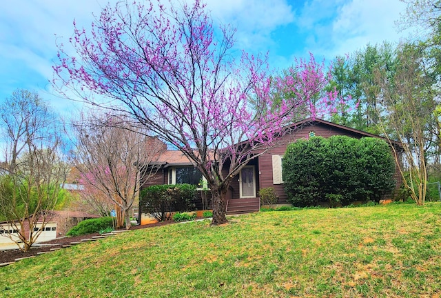 7167 Bent Mountain Rd, Roanoke, VA 24018 - ranch-style home featuring a front lawn