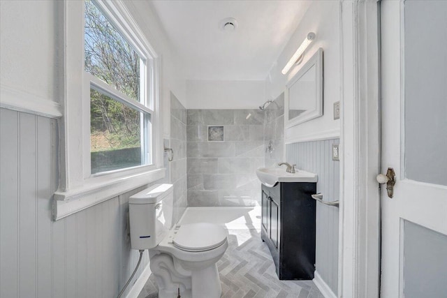 821 Kerns Ave SW, Roanoke, VA 24015 - bathroom with a tile shower, vanity, and wainscoting