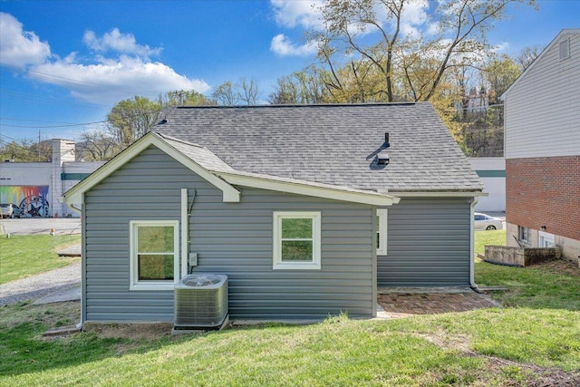 821 Kerns Ave SW, Roanoke, VA 24015 - rear view of house featuring roof with shingles and a yard