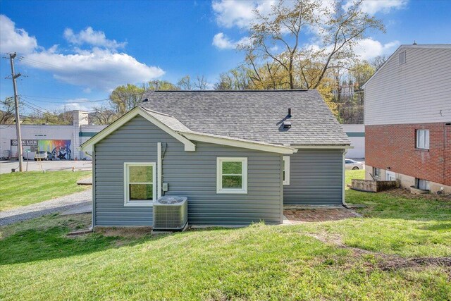 821 Kerns Ave SW, Roanoke, VA 24015 - back of property featuring a shingled roof and a yard