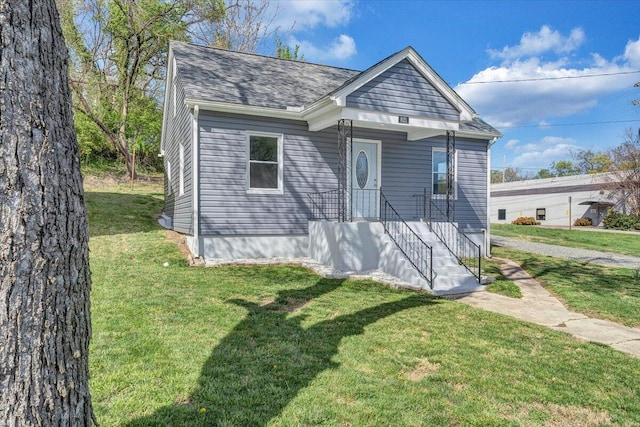 821 Kerns Ave SW, Roanoke, VA 24015 - bungalow-style home featuring a front lawn