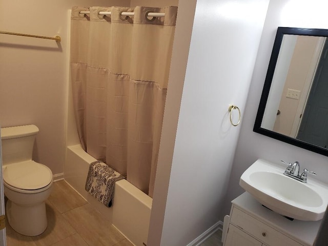 full bath featuring vanity, shower / tub combo with curtain, baseboards, toilet, and tile patterned flooring