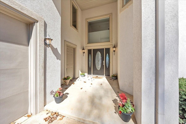 view of exterior entry featuring stucco siding