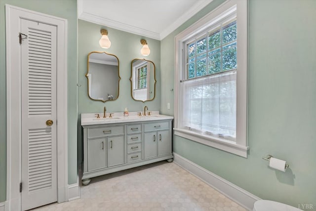 full bathroom featuring baseboards, ornamental molding, a sink, and a closet