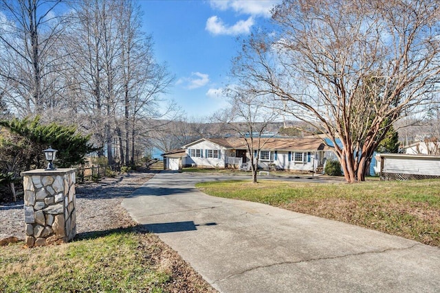 view of front of property featuring driveway and a front yard