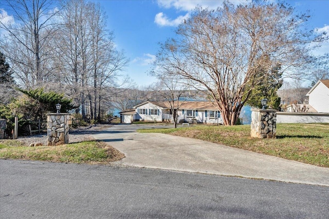single story home with a front lawn and driveway