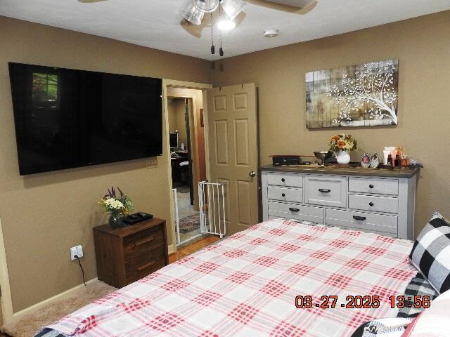 bedroom featuring ceiling fan and baseboards
