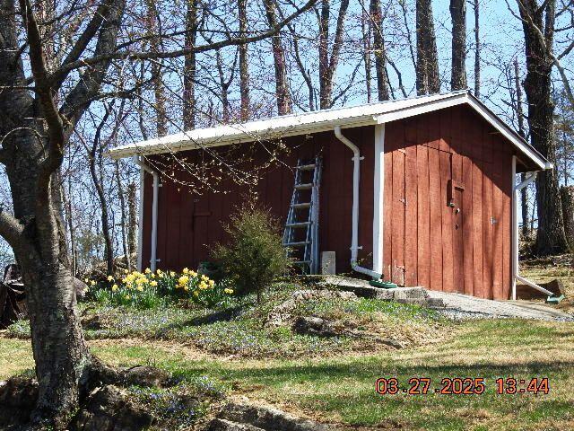 view of outdoor structure featuring an outbuilding