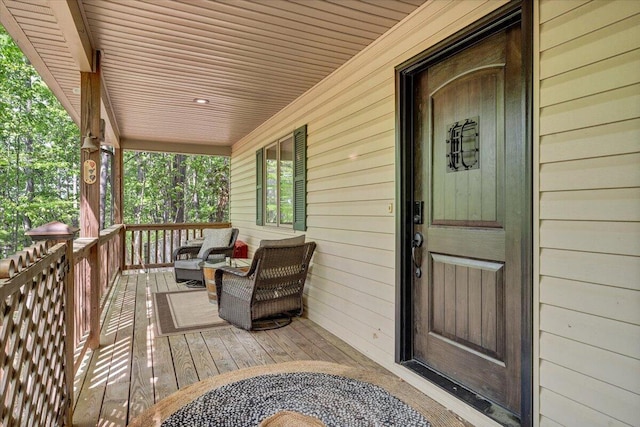 property entrance featuring a porch