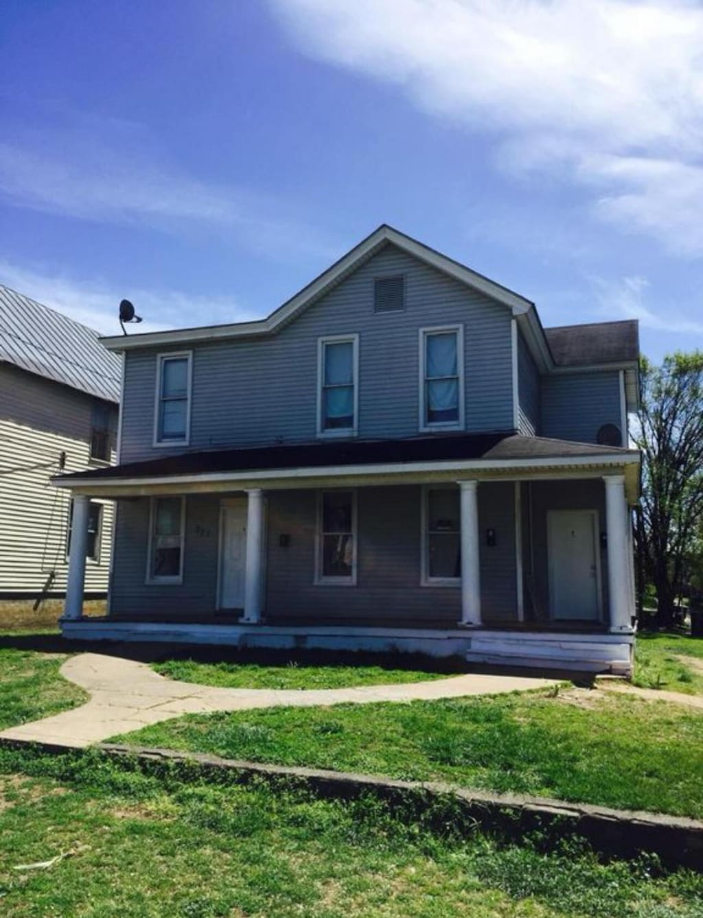 321 Dale Ave SE, Roanoke, VA 24013 - view of front of home featuring a porch and a front lawn