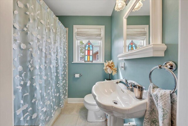 721 Mount Vernon Ave, Salem, VA 24153 - full bath featuring tile patterned floors, a shower with shower curtain, toilet, a sink, and baseboards