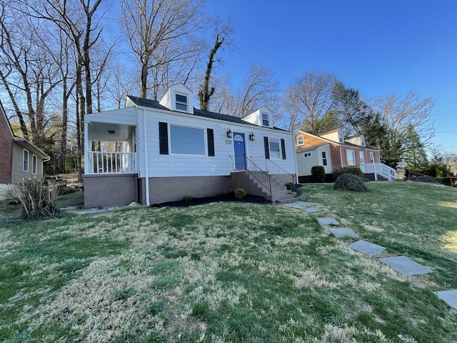 view of front facade featuring a front yard