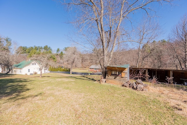 view of yard with an outbuilding and an outdoor structure