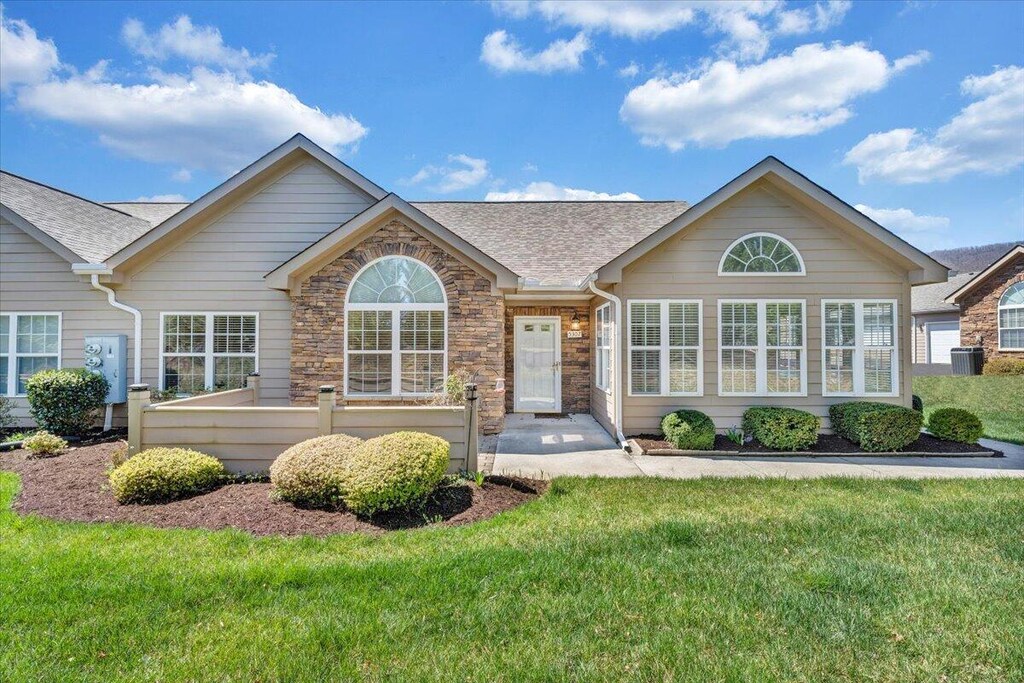 5307 Orchard Villas Cir, Roanoke, VA 24019 - single story home featuring a front yard and a shingled roof