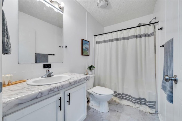 bathroom with a shower with curtain, toilet, vanity, and a textured ceiling