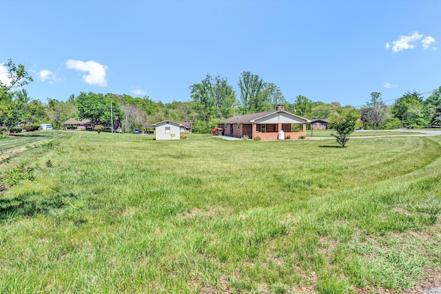 view of yard featuring an outbuilding