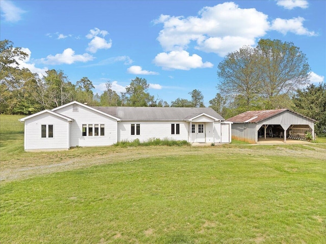 view of front of property featuring a front lawn and a carport