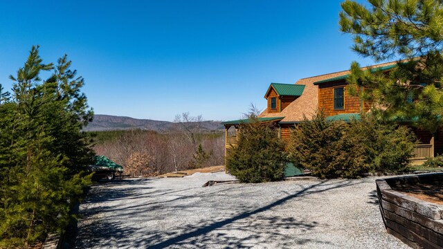 view of yard featuring a mountain view